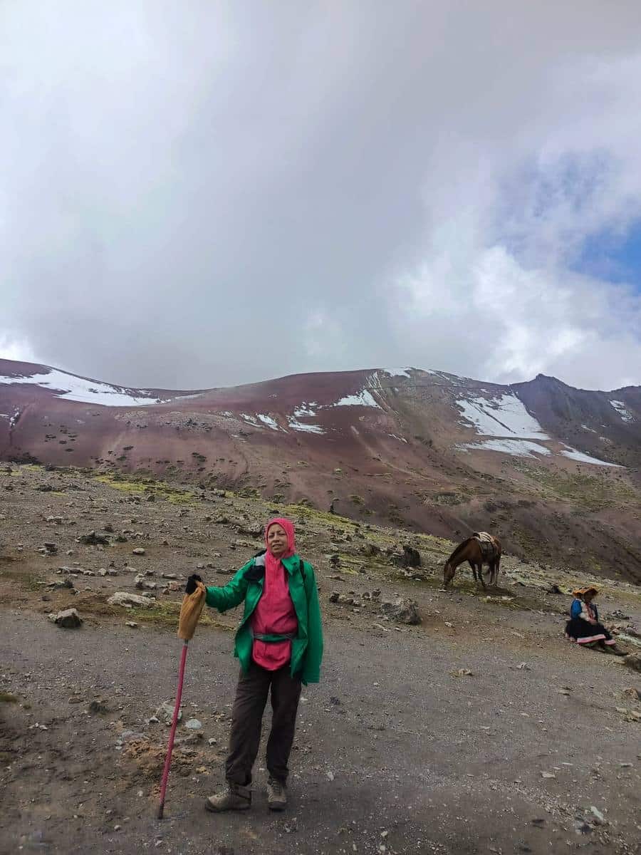 Vista de la laguna turquesa con la cara nevada del nevado Humantay al fondo.