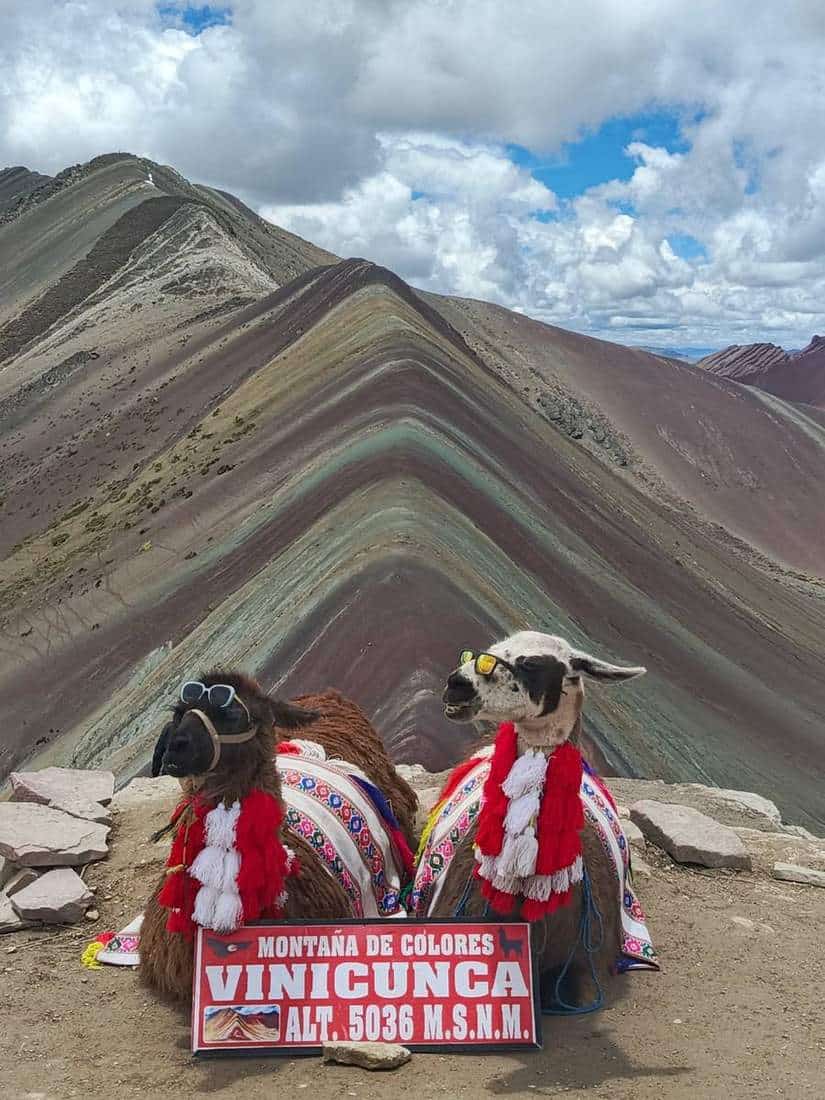 Vista de cerca de las franjas de óxido de hierro y de cobre que le dan su nombre a Vinicunca.